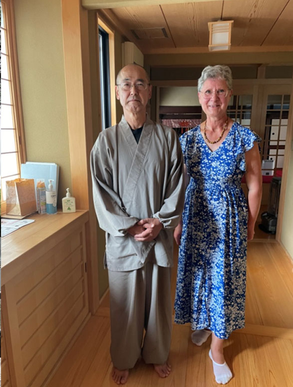 En compagnie d'un moine pour une méditation à Tokyo