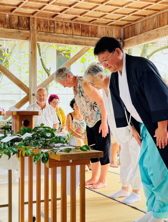 Cérémonie shinto sur le lieu du sanctuaire de Mikao Usui à Taniai